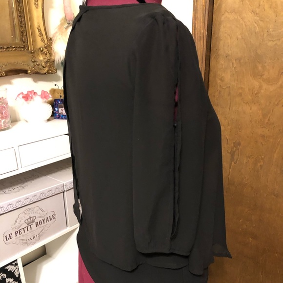 Black top with gold necklace - Picture 4 of 7